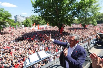 Güvenpark bayramlaşma programında Özgür Özel'in konuşmasından fotoğraf