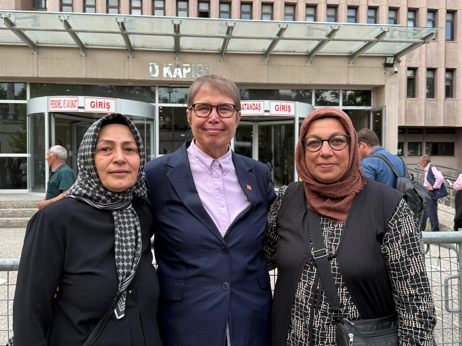 İsmail Arı duruşması sonrası Ankara adliyesi önünde çekilen fotoğraf