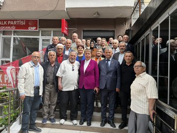 Tavşanlı İlçe Başkanlığı önünde bayramlaşma programı grup fotoğrafı