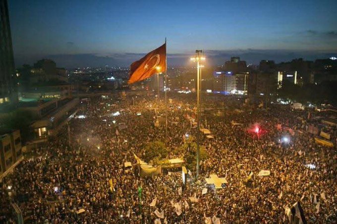 Gezi Direnişi sırasında kalabalık meydan ve Türk bayrağı görünümü