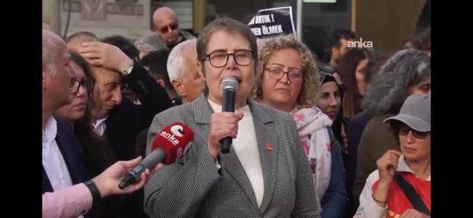 Basın açıklamasında mikrofon başında konuşma