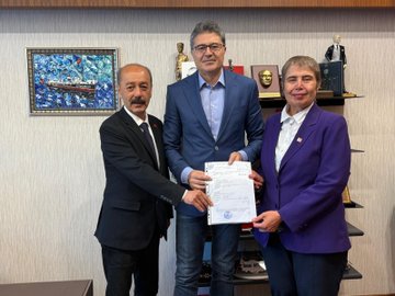 TBMM ziyaretinde belge teslimi fotoğrafı